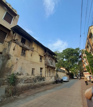 A small jharokha with a multifoil arch, a signature of Maratha and Deccan architectural styles, offering both ornamentation and surveillance functionality. (Source: CKA Archives)