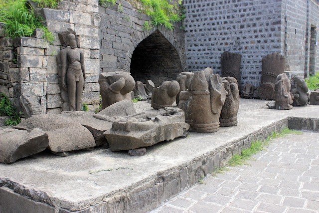 Remnants of a 60-foot-tall Yaksha statue inside Kandhar Fort. Attributed to the Rashtrakuta period, the sculpture exemplifies early Deccan stone carving and religious symbolism.[4]