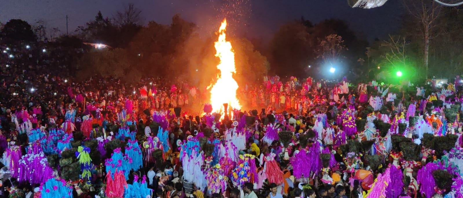 A large gathering marks the start of Rajwadi Holi, a culturally significant event in the Satpura region. (Source: CKA Archives)