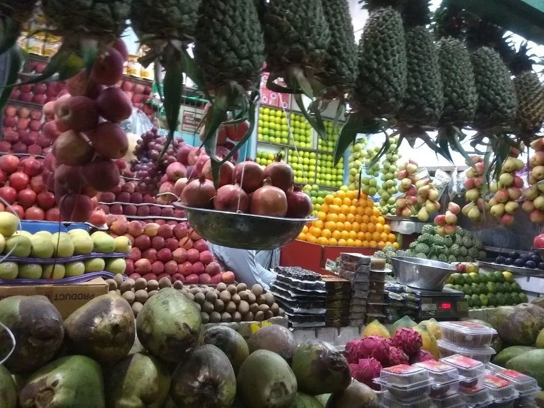 A stall at Mangal Bazaar, a weekly Tuesday market in Nandurbar, selling fresh vegetables and fruits.[3]