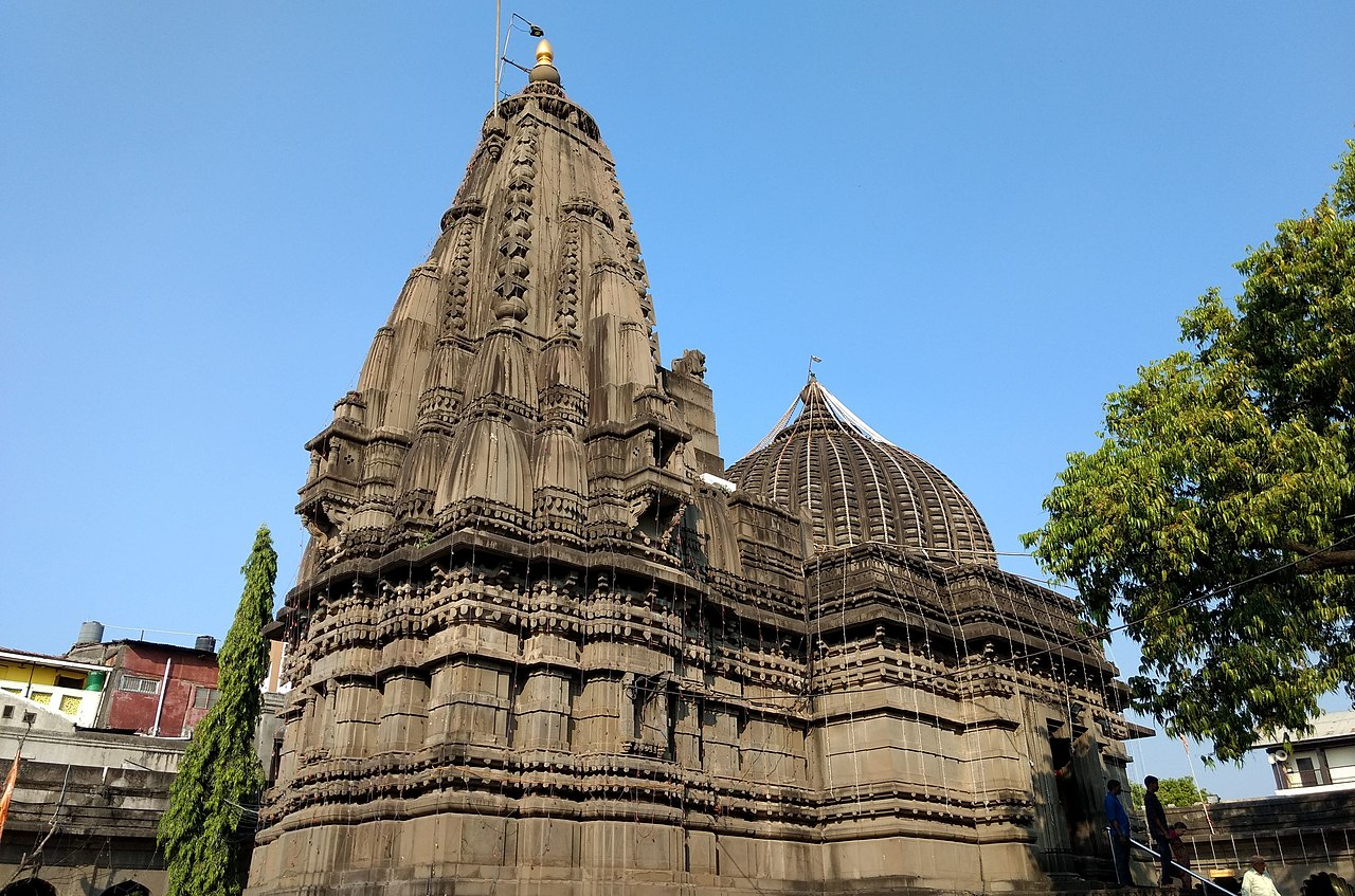 Kalaram Mandir, built in black stone, follows the Hemadpanthi style with minimal ornamentation and a focus on functional design.[4]