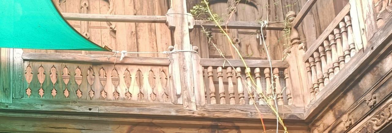 The fitted railings on the first floor are wooden with cylindrical pieces joined inside the frame. (Source: CKA Archives)