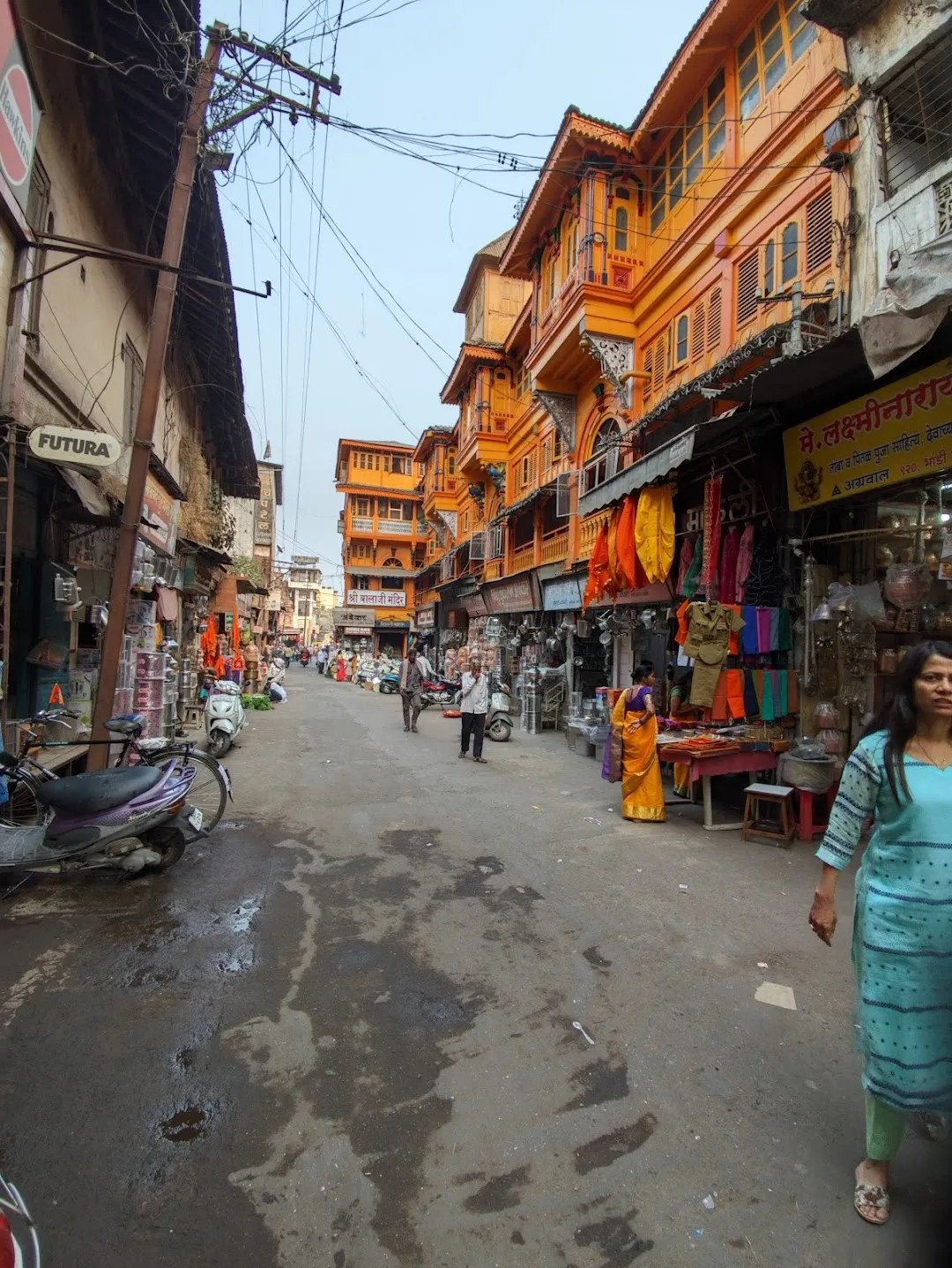 Stalls and showrooms line the narrow lanes of Nashik’s Shalimar Market, offering affordable clothes, accessories, and footwear to shoppers from across the city.[2]