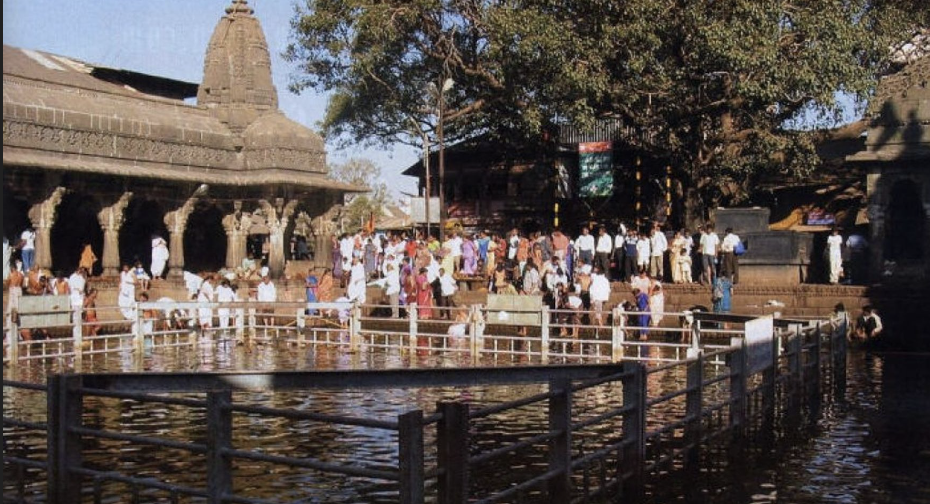 People taking a holy dip at the Kushavart Tirth, Trimbakeshwar[6]