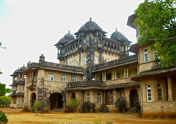 Exterior view of Jai Vilas Palace in Jawhar, an early 20th-century structure blending Rajput and Gujarati architectural elements.[3]