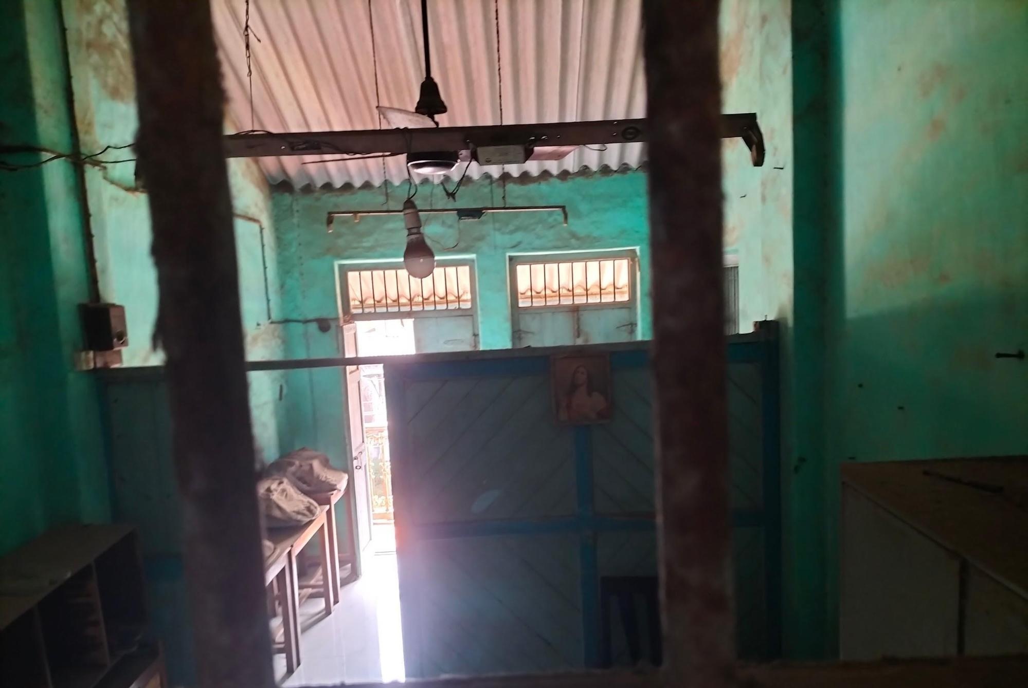 One of the rooms of the complex where people lived. One notices the wooden structures, along with the rectangular layout of the house which is observed in Chawl- style buildings. Interestingly, the roofing here is made up of metal sheets. (Source: CKA Archives)