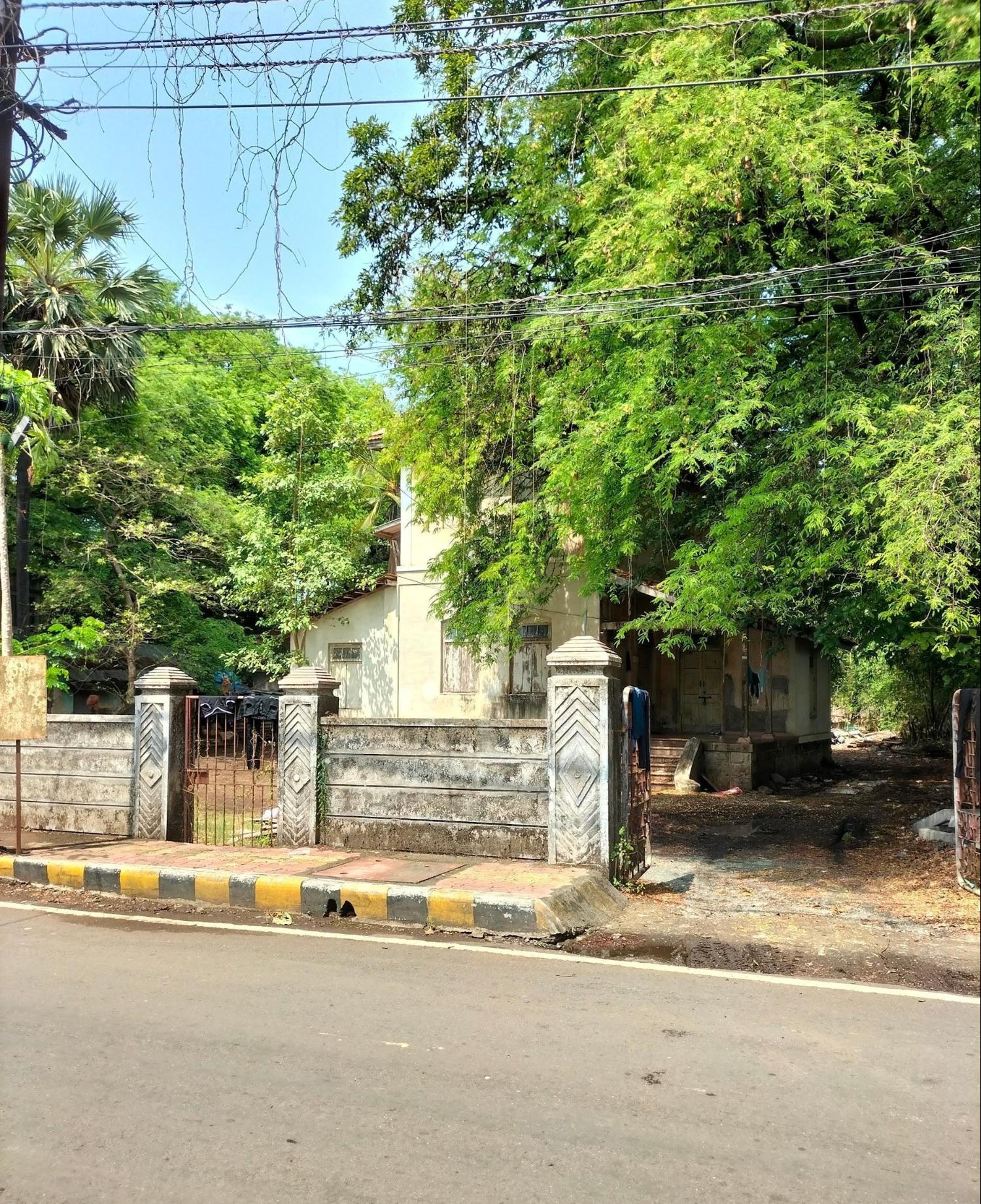 Street view of the house. The structure appears abandoned but is still in use. (Source: CKA Archives)
