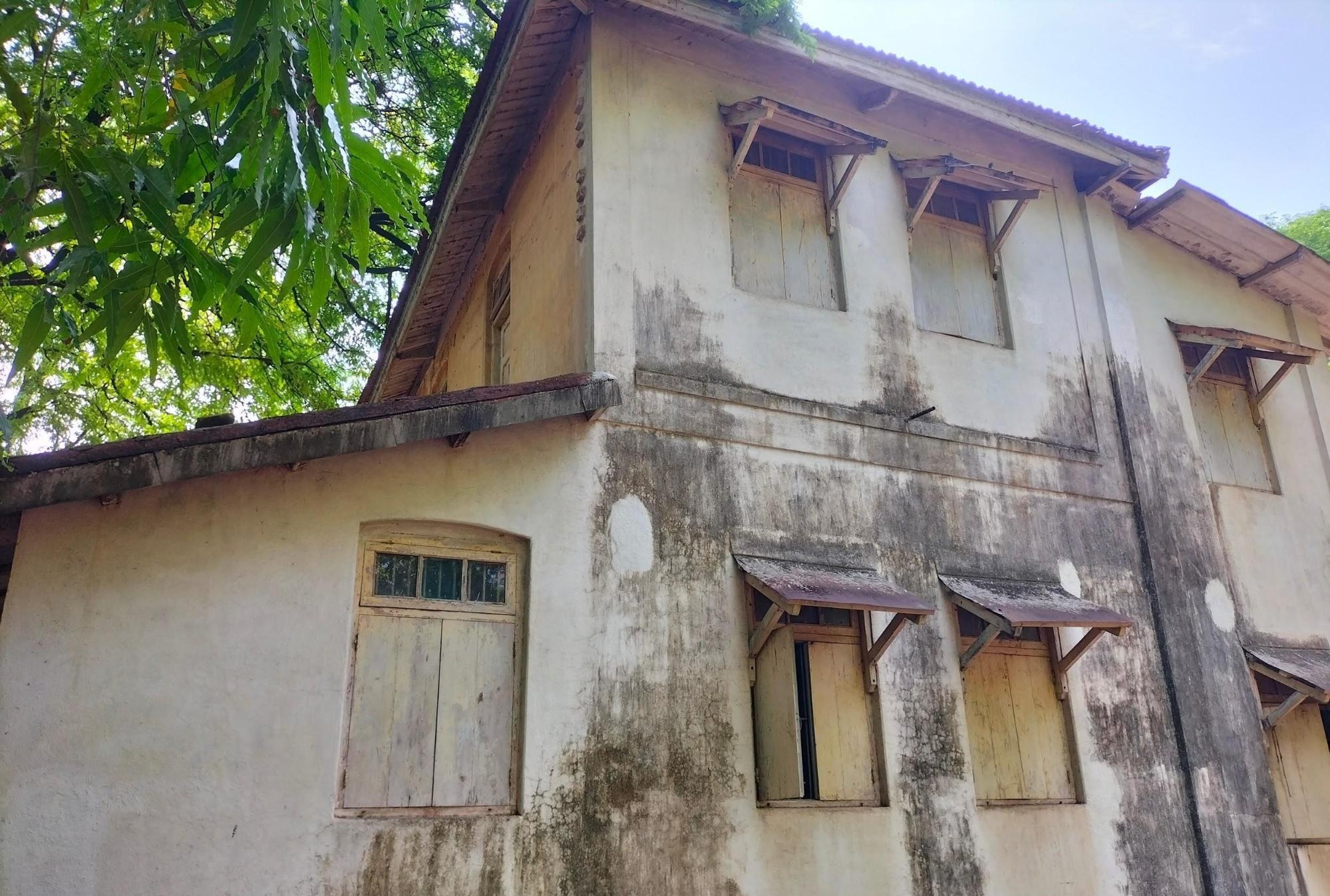The weathered two-storey home in Palghar district. In many ways, the structure blends wada-style and colonial-era influences with local building traditions, evident in its plastered masonry walls, exposed wooden rafters, and pitched roof with extended eaves. Wooden shutters frame the windows, some intact, others worn by time. (Source: CKA Archives)