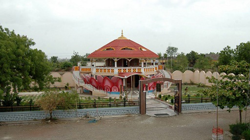 Exterior of Navagad Jain Mandir in Parbhani, housing centuries-old Jain murtis originally from Ukhalad.