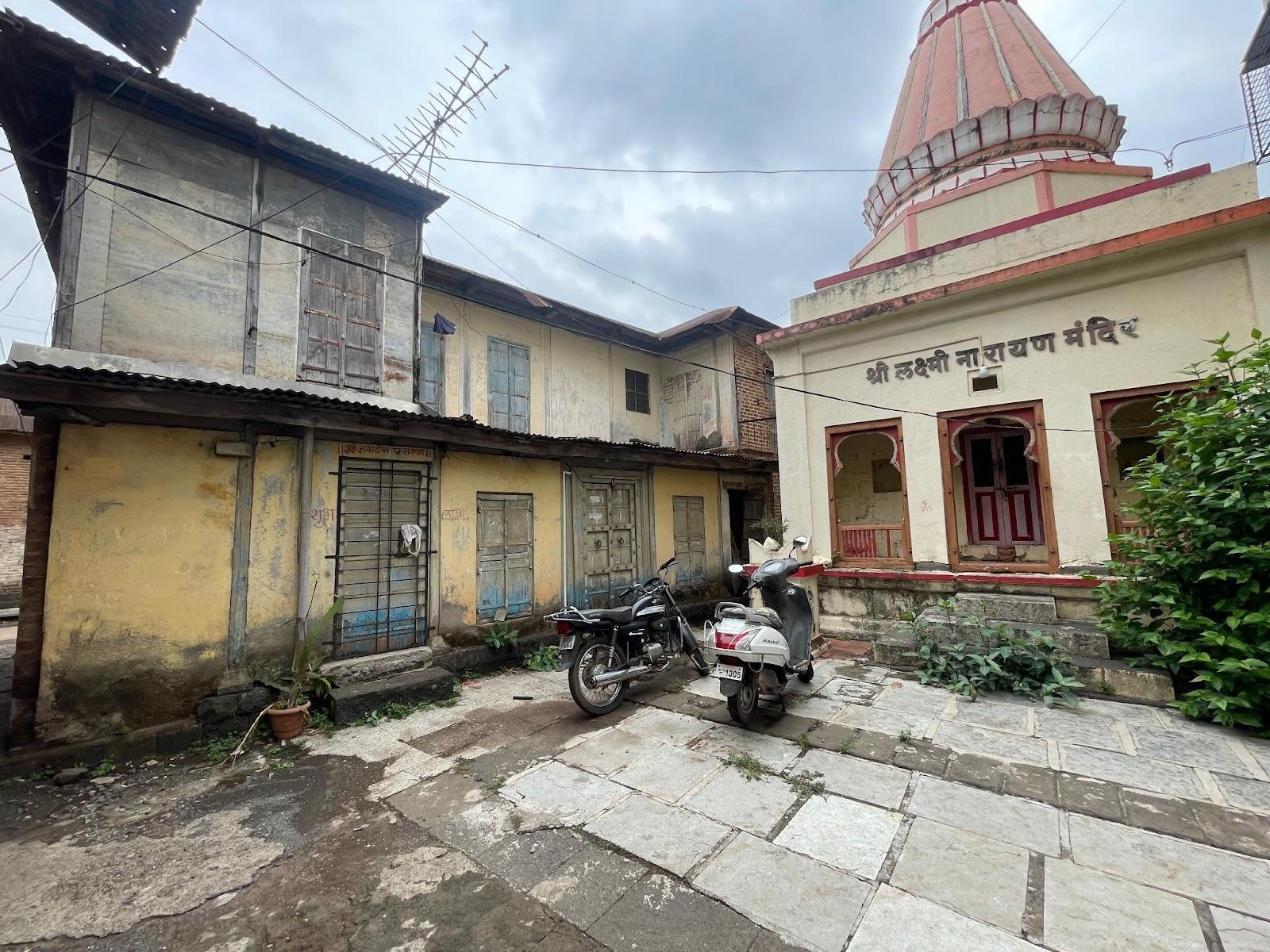 A shared courtyard between houses which serves as a common space for social interactions fostering a close-knit community. (Source: CKA Archives)