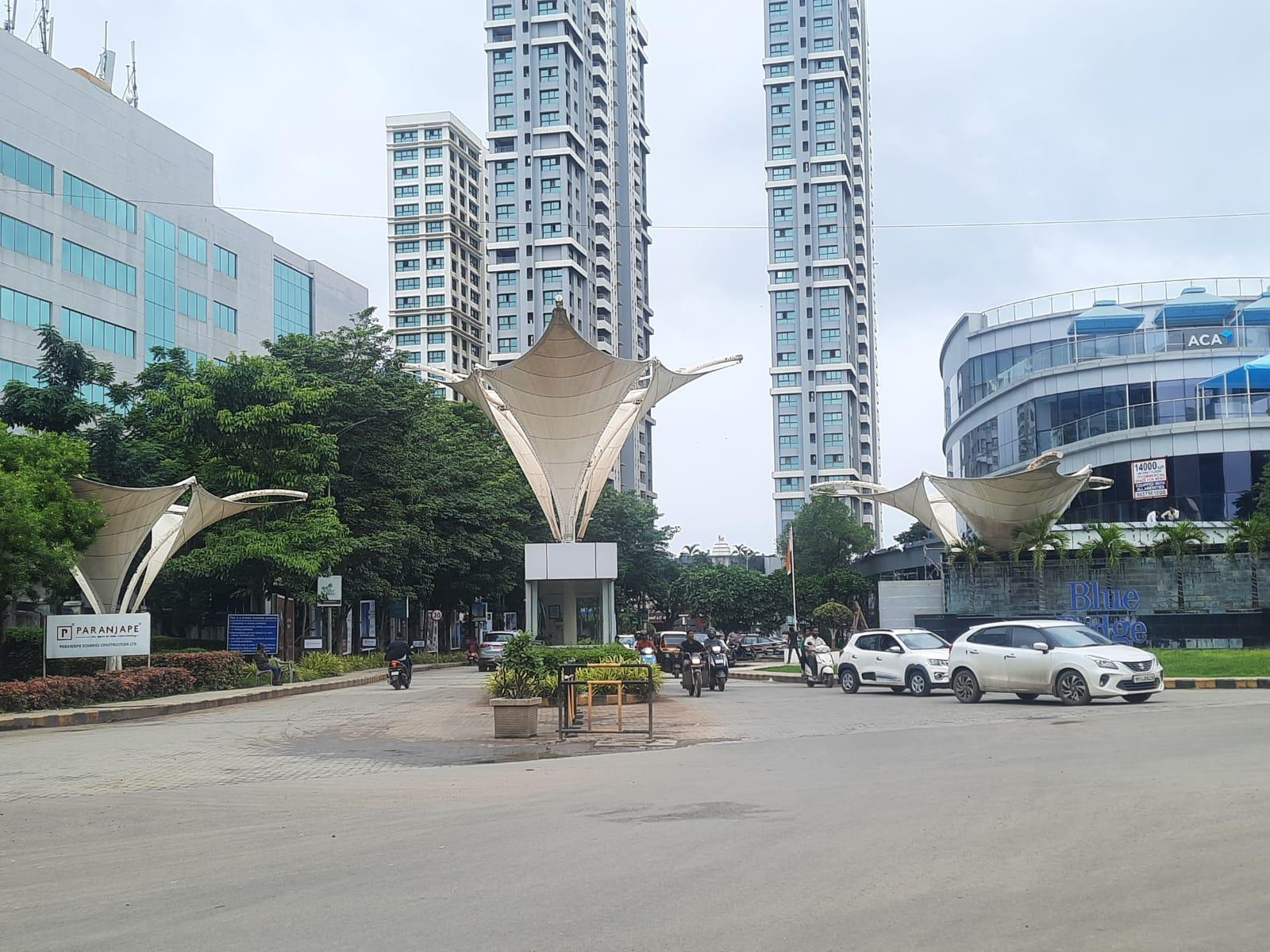 Entrance to the Blue Ridge Township via a wide cement road. Note the coexistence of commercial and residential spaces within the same compound. (Source: CKA Archives)