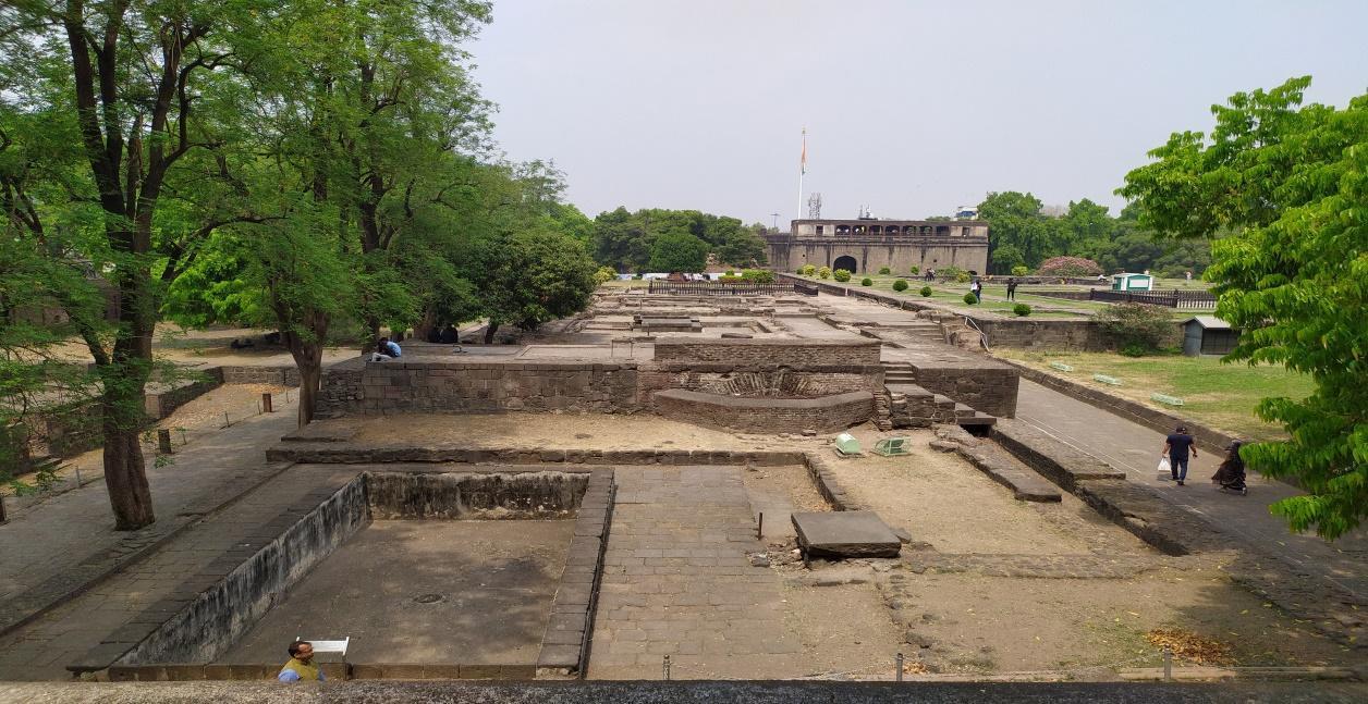 There are various ruins of reservoirs, fountains and residential palaces for the Maratha officials and Peshwas within Shaniwar Wada. (Source: CKA Archives)