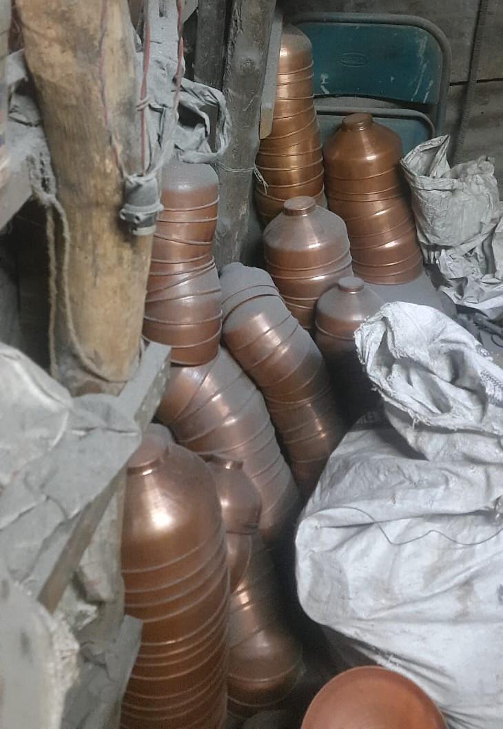 A cluttered workshop space with tamba tools, vessels, and scrap in Tambat Ali. (Source: CKA Archives)