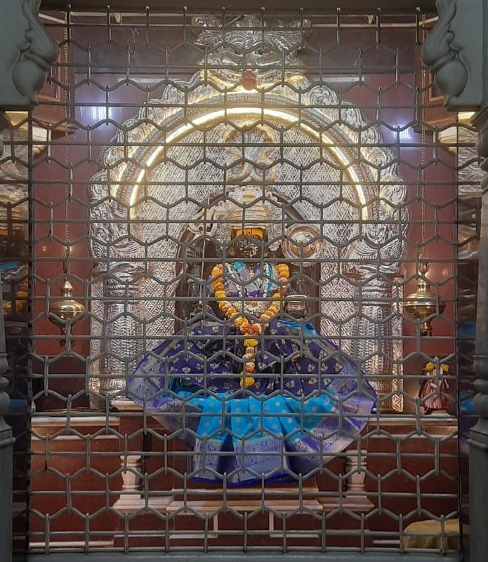 Silver jewellery and decorative work adorning the Kalika Devi murti, created using nakshikam engraving techniques passed down within the community. (Source: CKA Archives)