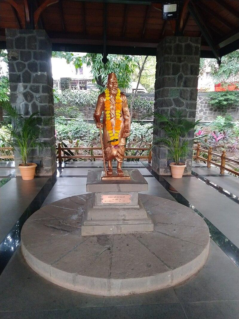 A bronze statue of Maharshi Dhondo Keshav Karve in the middle of his samadhi.[35]