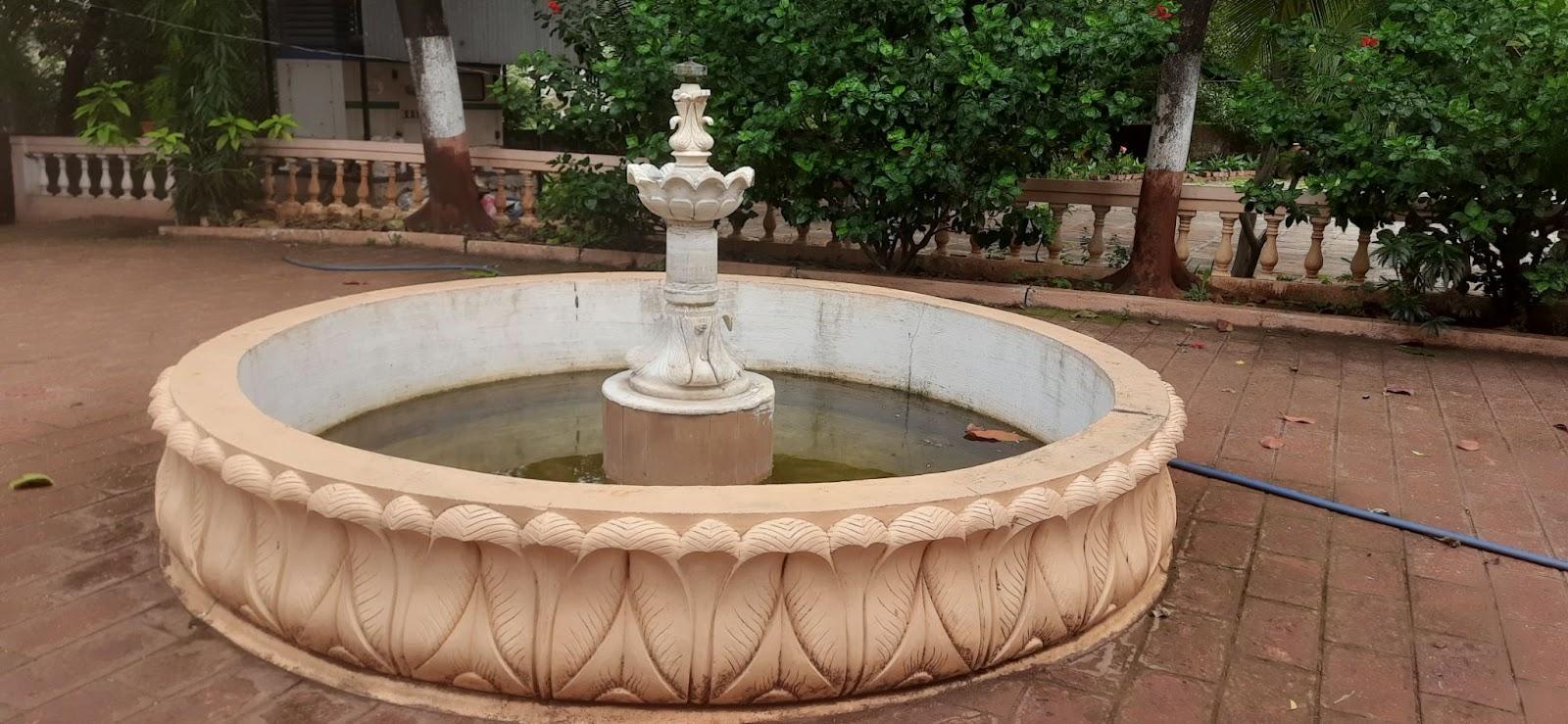 A wide view of the old kund, designed in the shape of a lotus, which stands as an interesting element within the Mandir complex. (Source: CKA Archives)