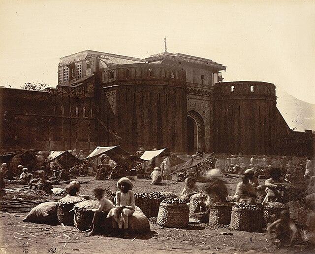 An 1860 anonymous photograph of Shaniwar Wada and the thriving market.[65]