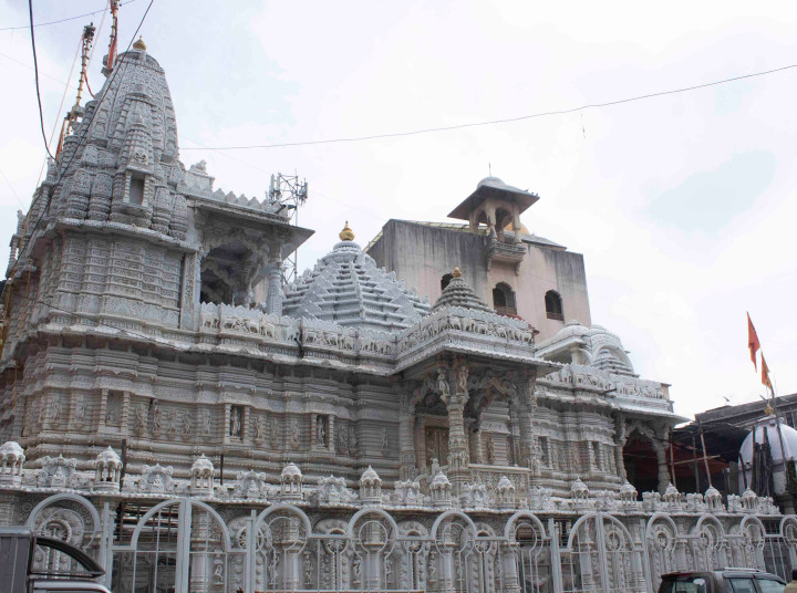 Front view of the Shree Adeshwar Maharaj Mandir, Shukrawar Peth, Pune.[77]