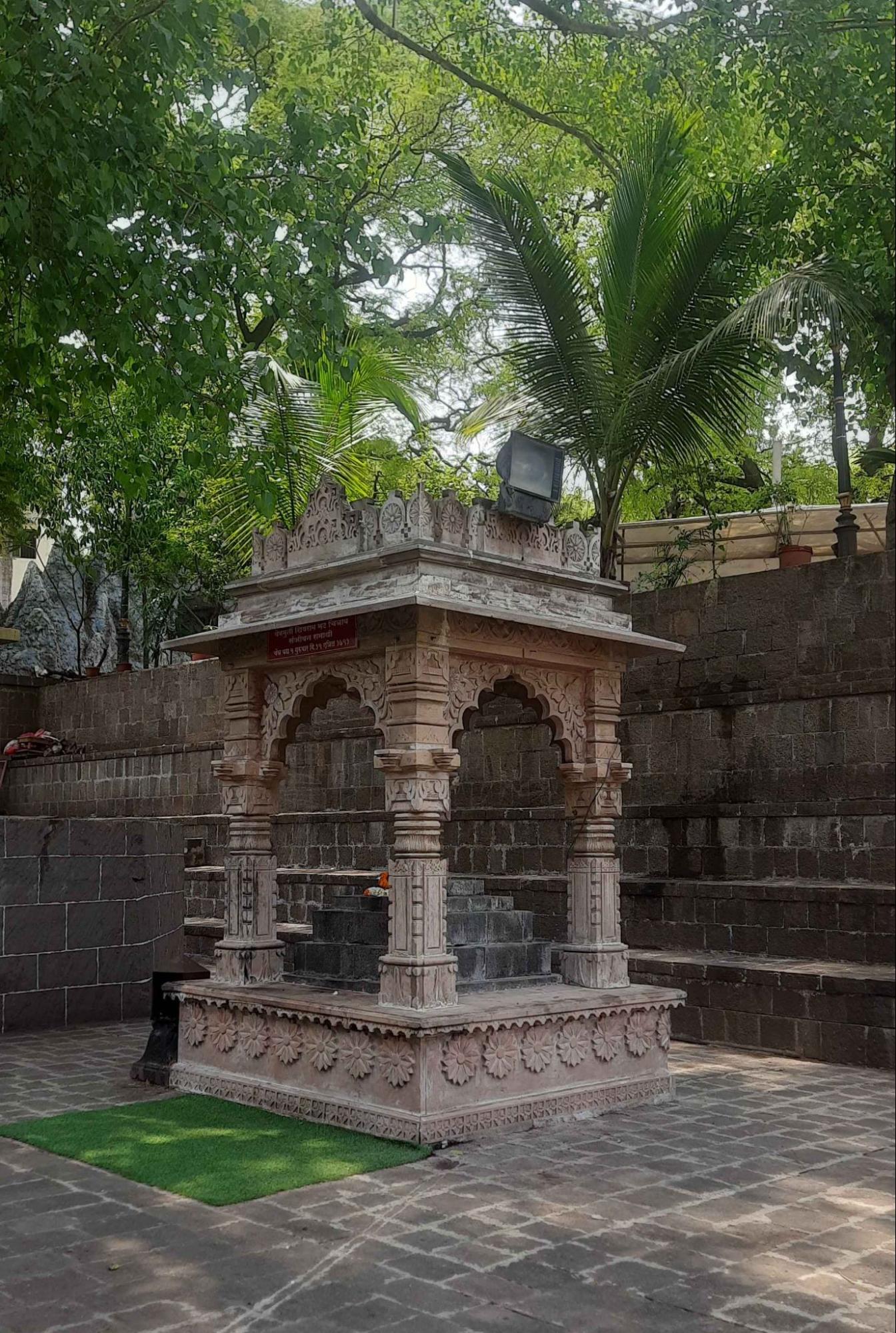 Samadhi of Shivrambhat Chitrav at the Someshwar Mandir. (Source: CKA Archives)