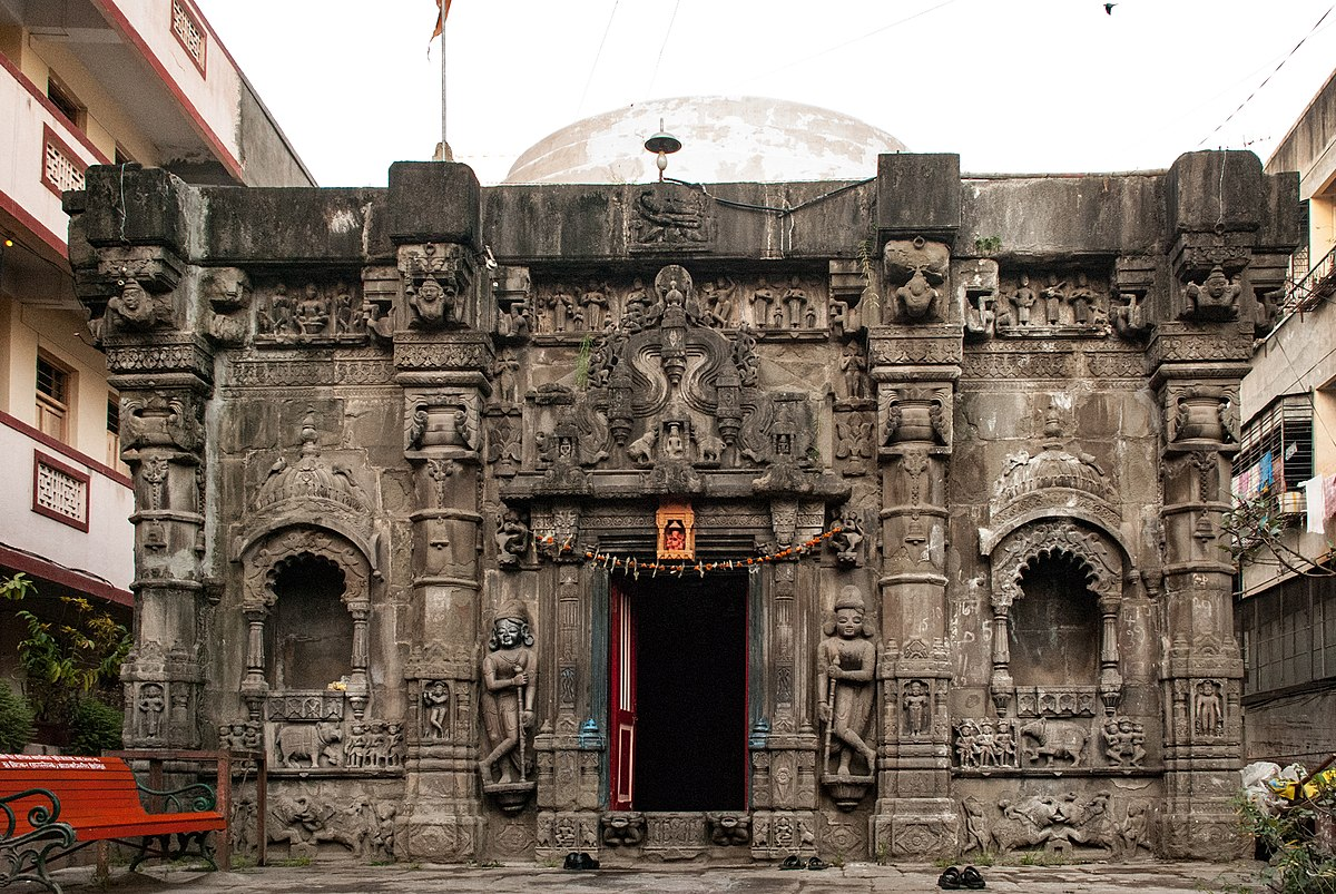 The entrance of the Trishund Mayureshwar Ganpati Mandir, Somwar Peth, Pune.[102]