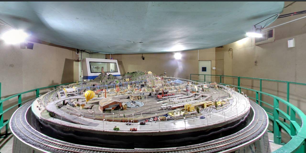 The Joshi’s Museum of Miniature Railways in Kothrud showcases detail oriented miniatures forming an entire city.[26]