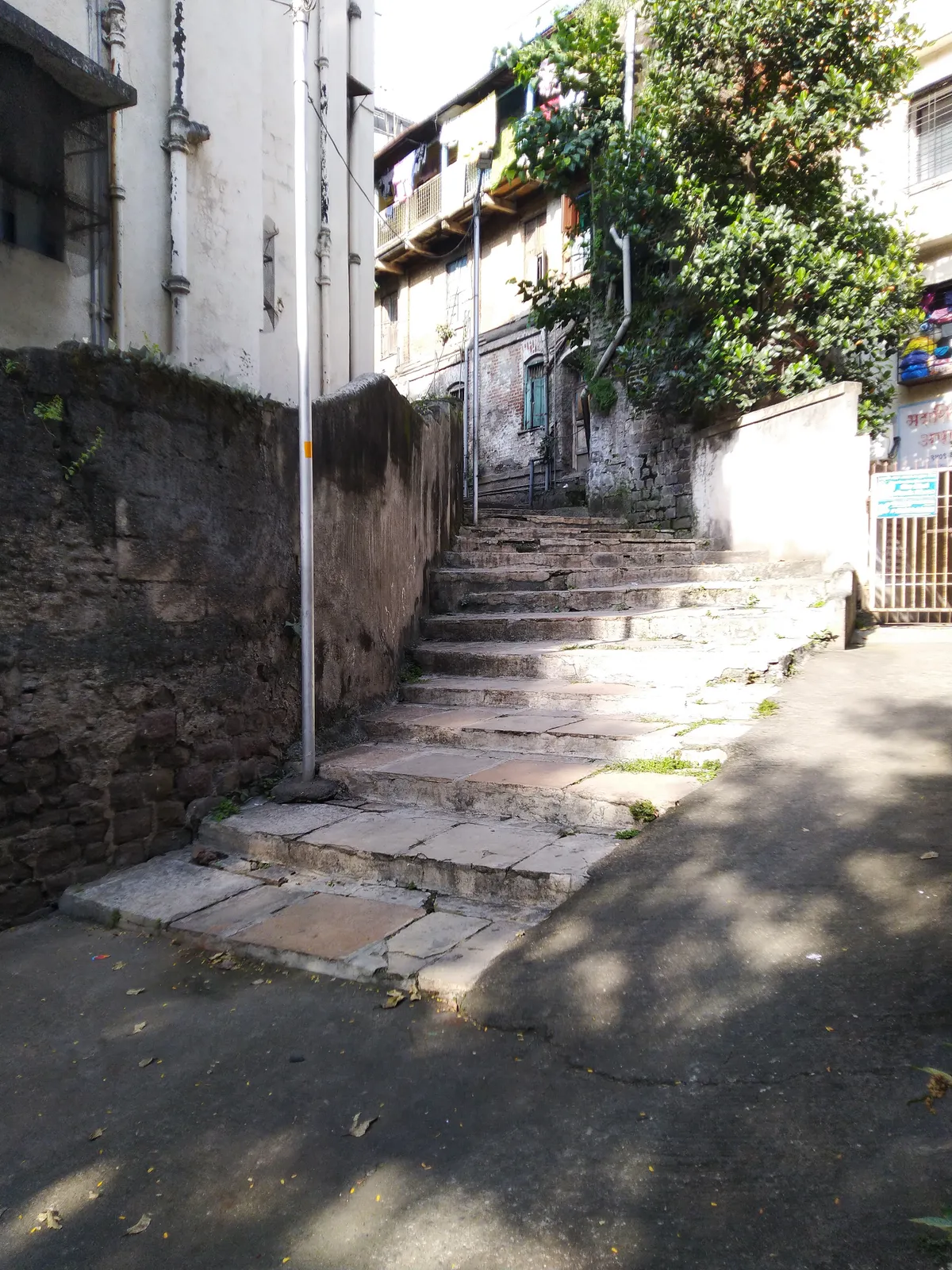 The staircase believed to have once led to the western gate of Killa-e-Hissar, known as Konkan Darwaja. Though now paved, historians note that the alignment and layout remain largely unchanged. These steps are thought to have been used for centuries, connecting the fort to surrounding settlements that eventually formed Kasabe Pune, what is now Kasba Peth.[29]