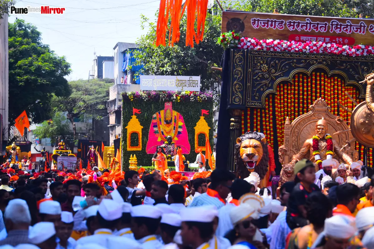Shiv Jayanti procession making its way through Pune’s old city, accompanied by decorated raths depicting scenes from Shivaji’s life.[8]