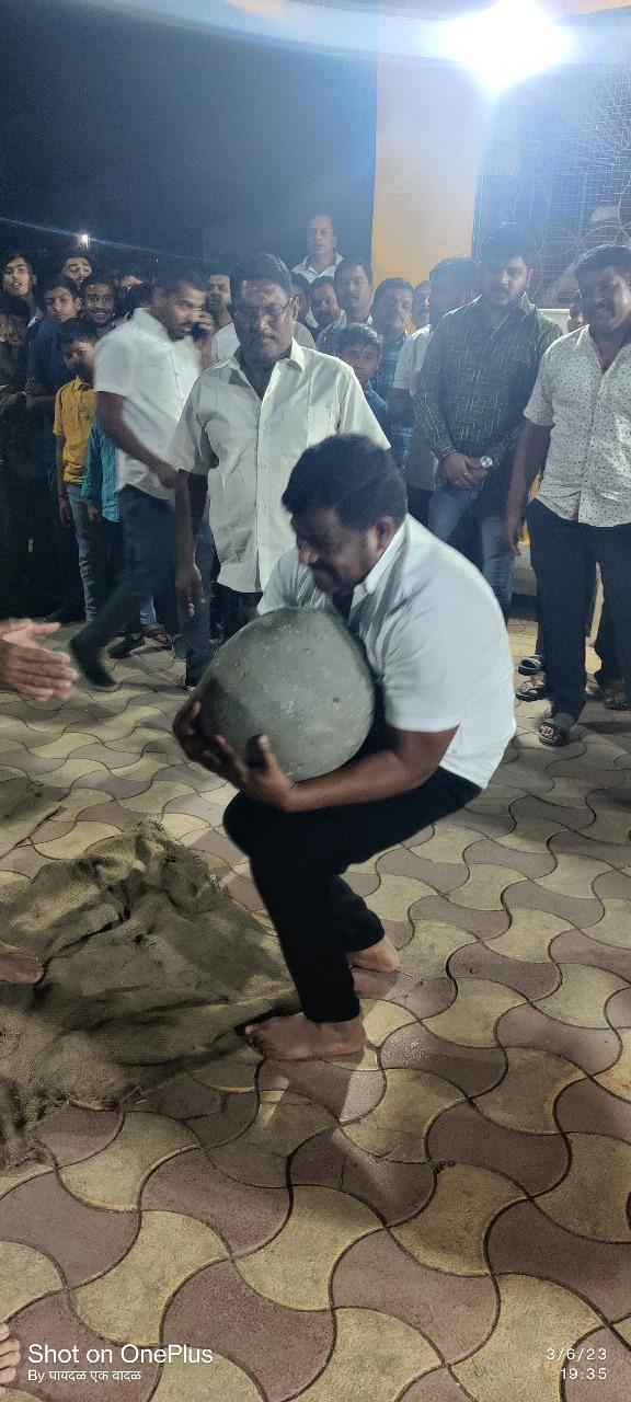 Athlete lifting heavy stone while playing Dagdi Goti (Source: CKA Archives)