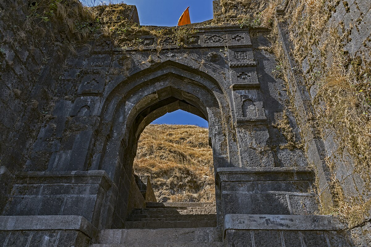 The fort’s Maha Darwaja is flanked by 20-metre-tall bastions, showcasing its strategic design.[5]