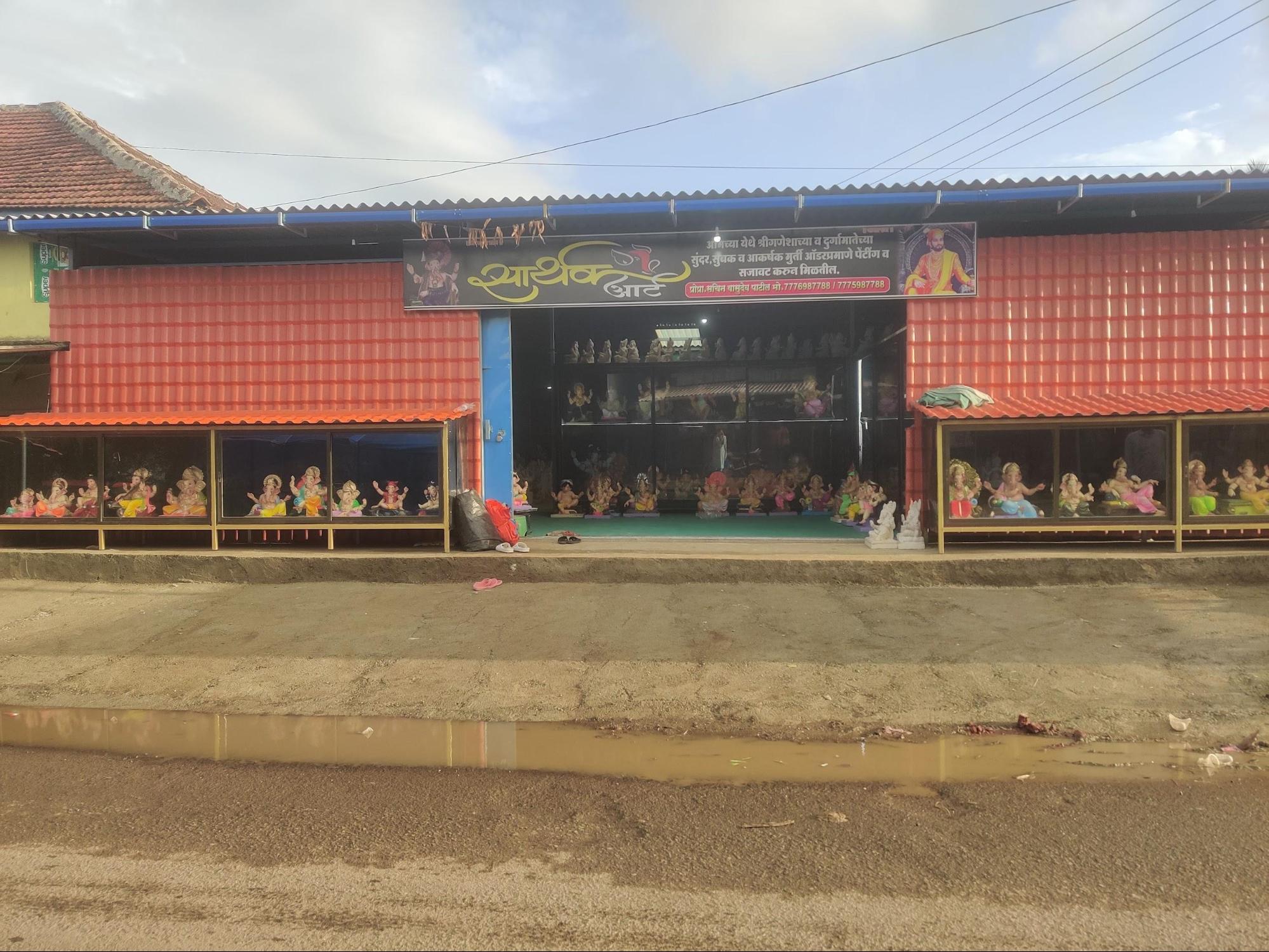 A murti-making workshop in Joha village, where artisans sculpt traditional clay Ganesh murtis. (Source: CKA Archives)