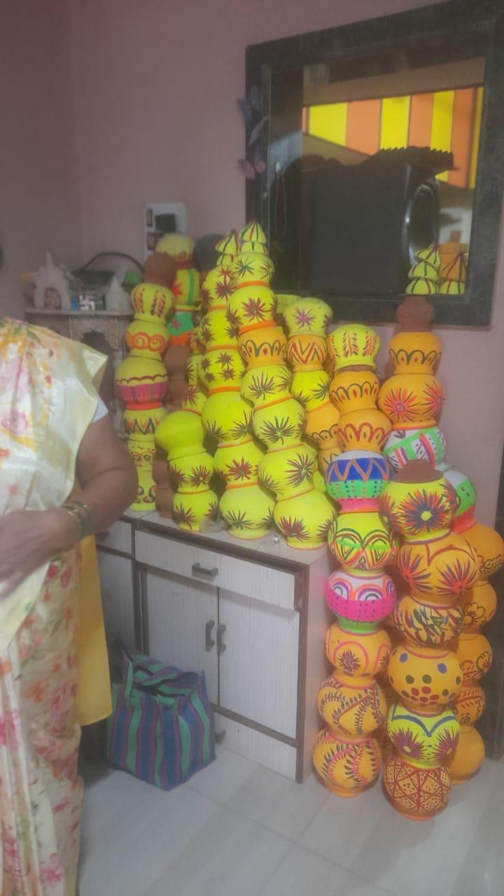 Colorful earthen pots in Kumbhar Ali, often purchased for Dahi Handi festivities. (Source: CKA Archives)