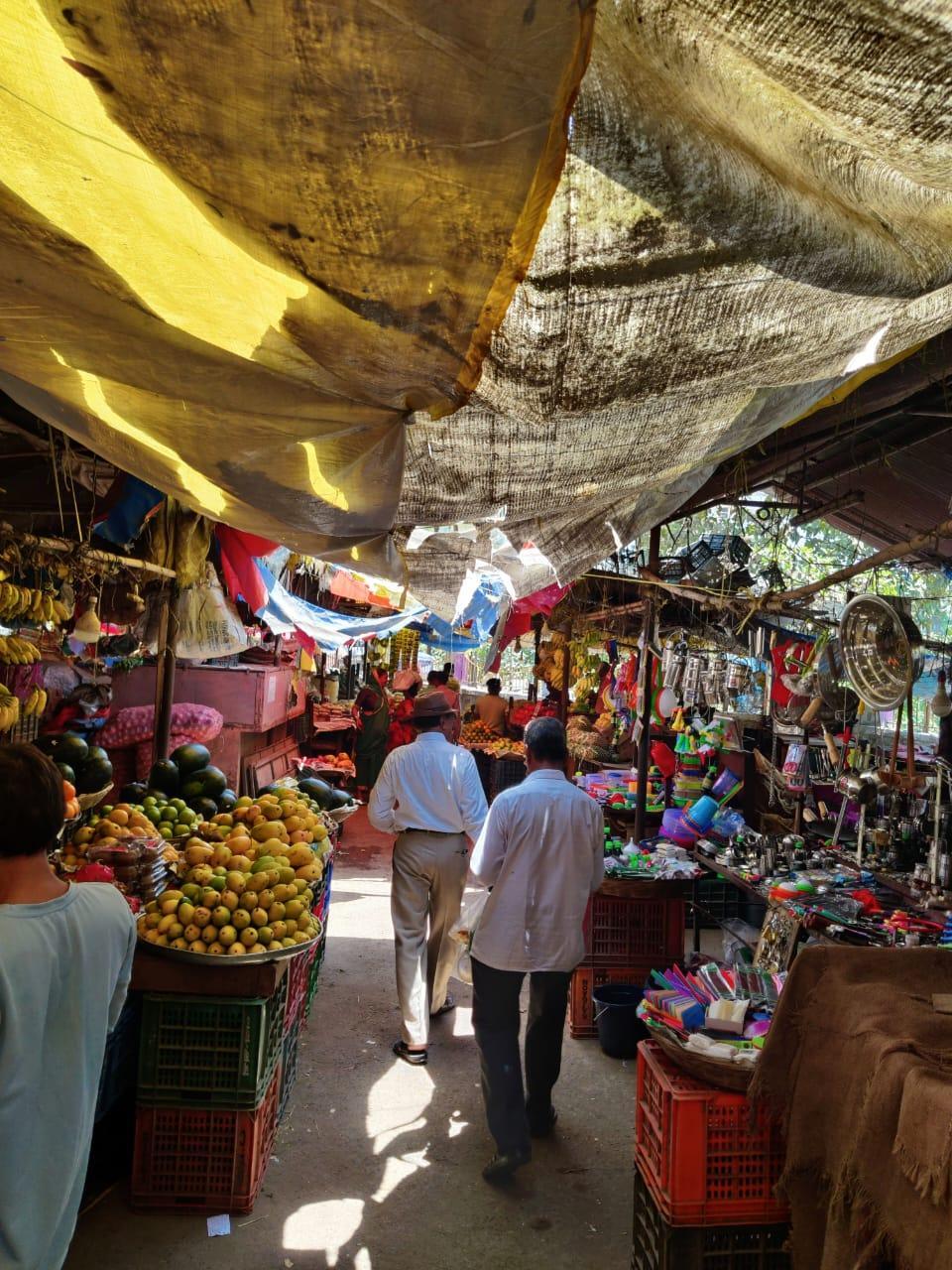 Stalls at Roz Bazar with fresh local vegetables and fruits in the early hours. (Source: CKA Archives)