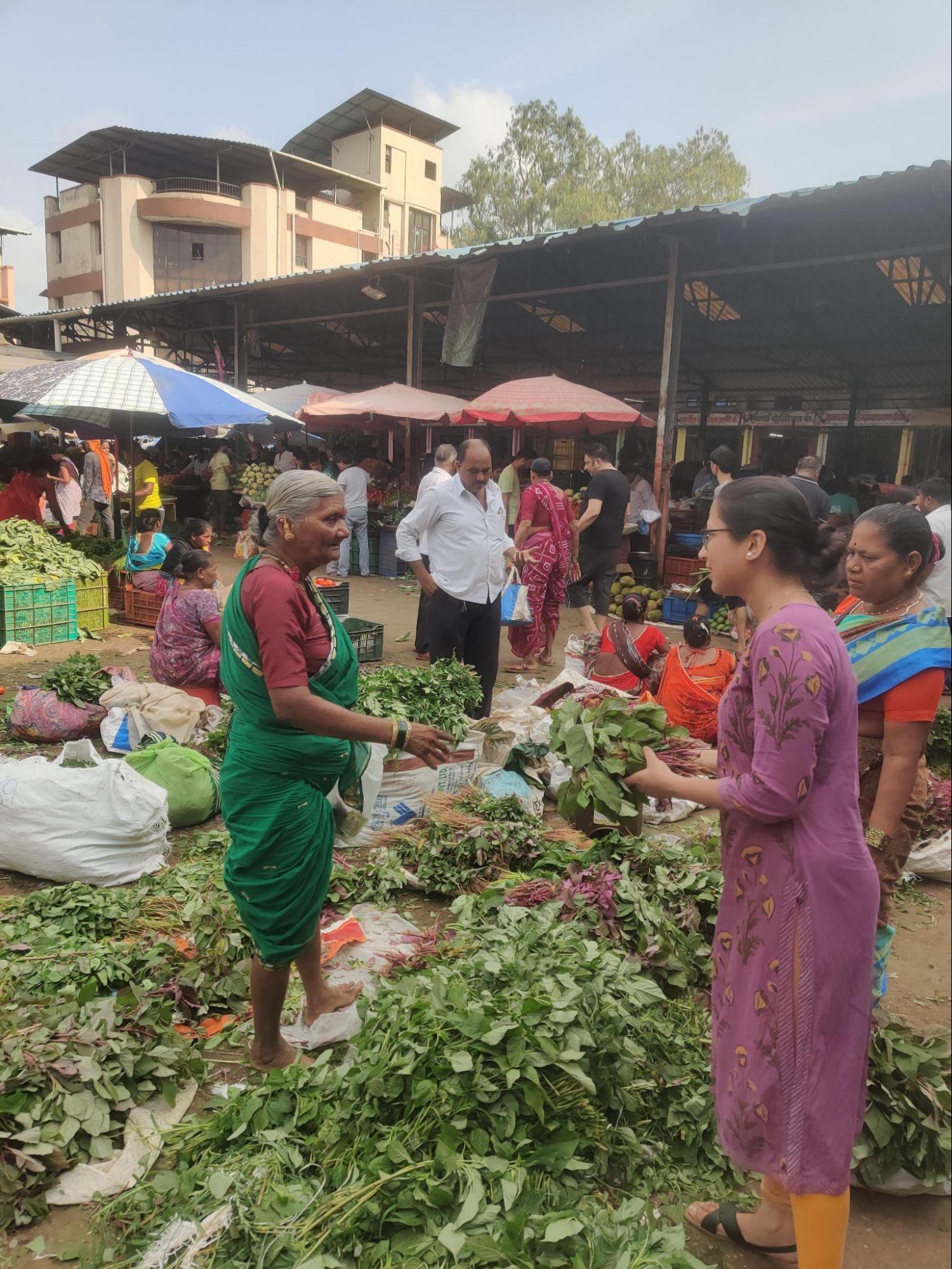 Vendors gather to source fresh produce at wholesale prices at Panvel’s Krushi Utpanna Bazar Samiti. (Source: CKA Archives)