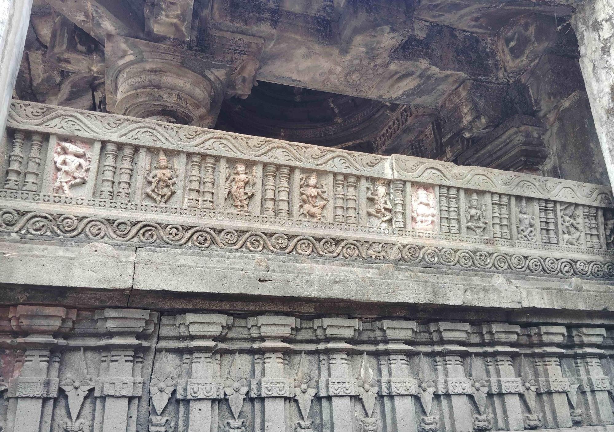 Decorative stonework on the outer mukhmandap wall, reflecting early Deccan sculptural motifs. (Source: CKA Archives)