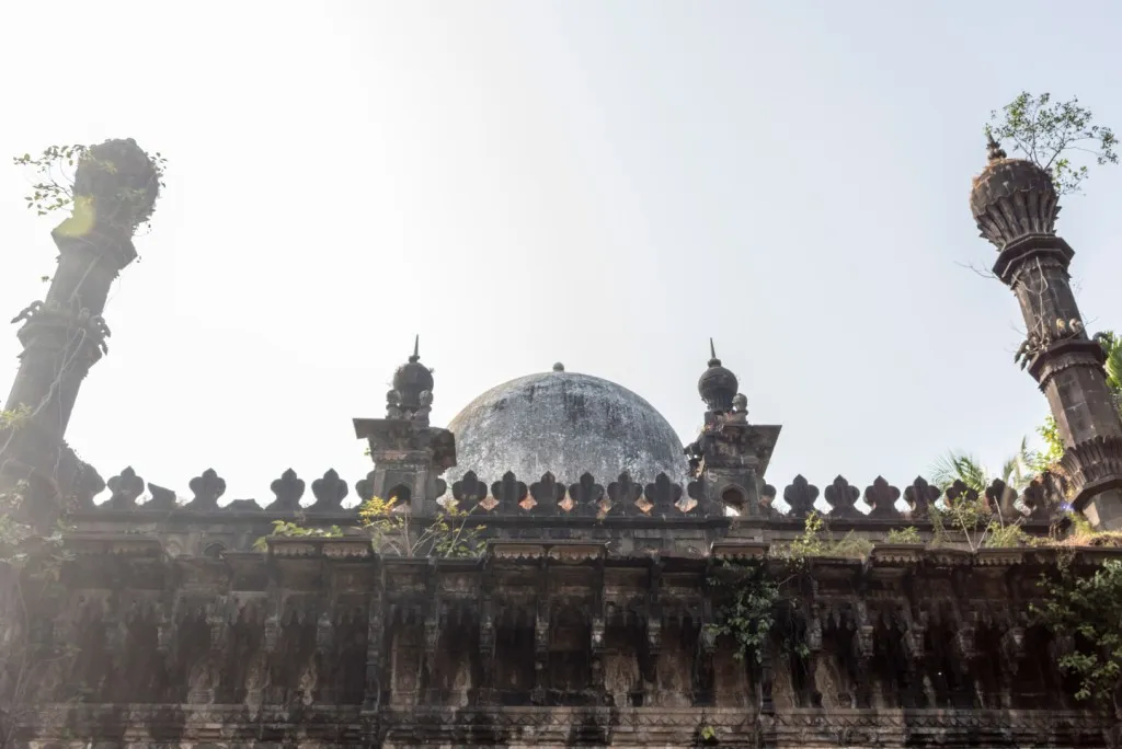 External view of Shahi Masjid, Dabhol, showing its egg-shaped dome and corner minarets.[5]