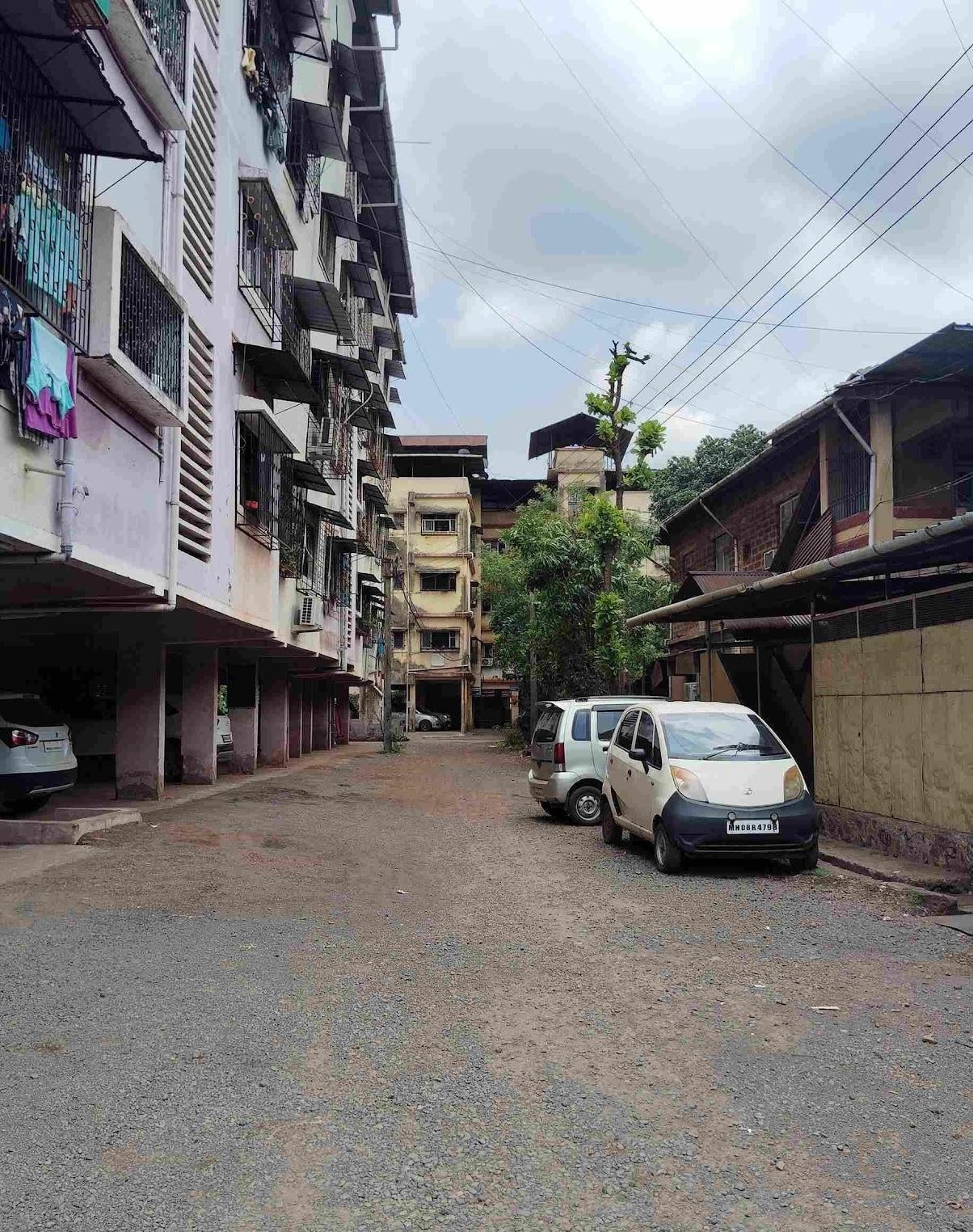 Internal road leading to the residence. (Source: CKA Archives)