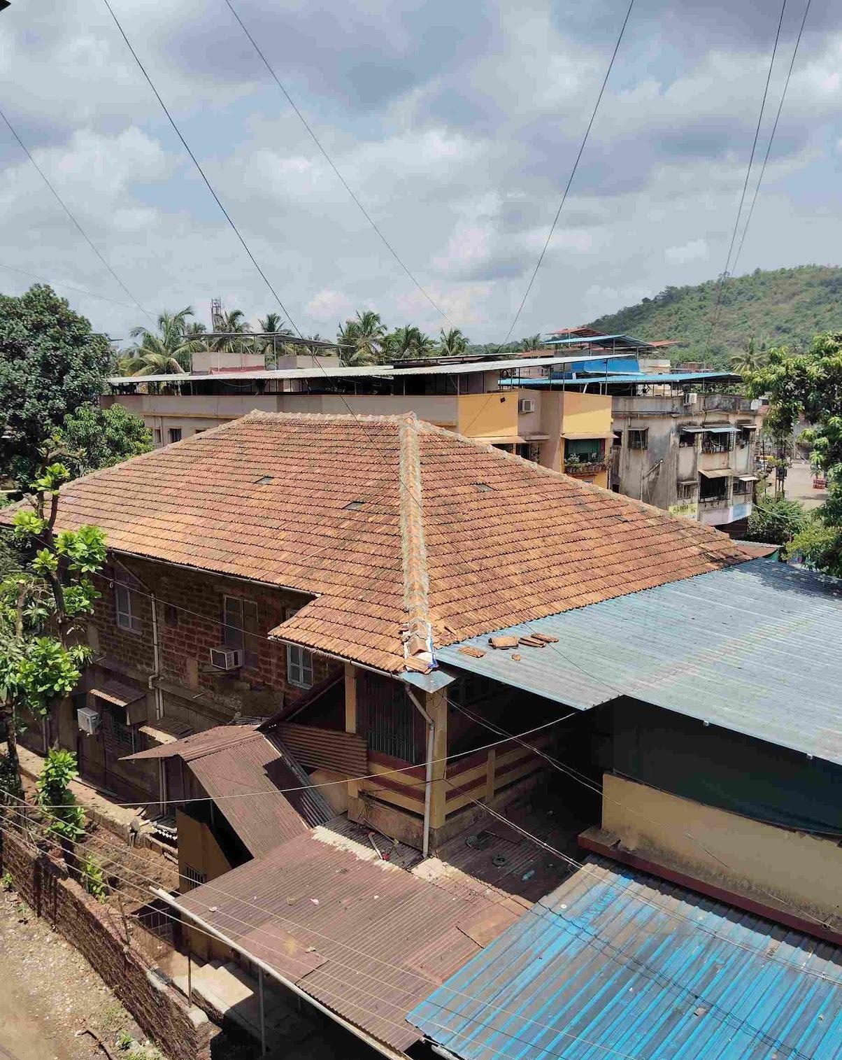 Sloping roof made of mud shingles. (Source: CKA Archives)