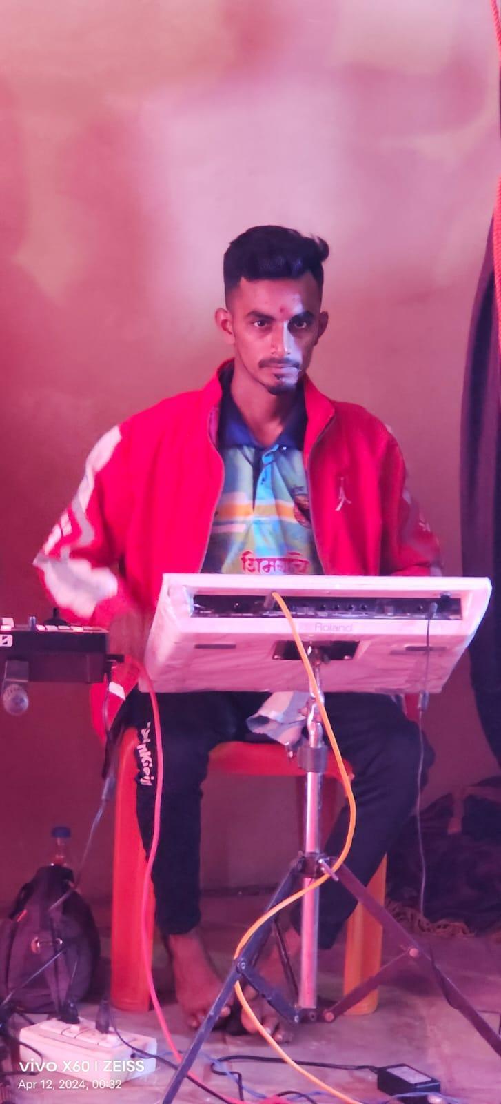 A performer uses an electronic pad to create rhythm during a show. (Source: CKA Archives)