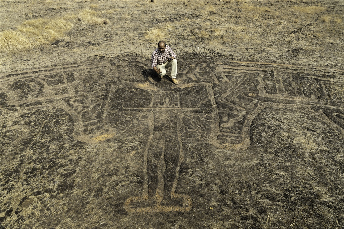A petroglyph in Barsu Sada which depicts what locals believe to be the Tarawacha Sada (Master of Animals). This interpretation comes from the imagery of animals surrounding the body of a human-like figure.[2]