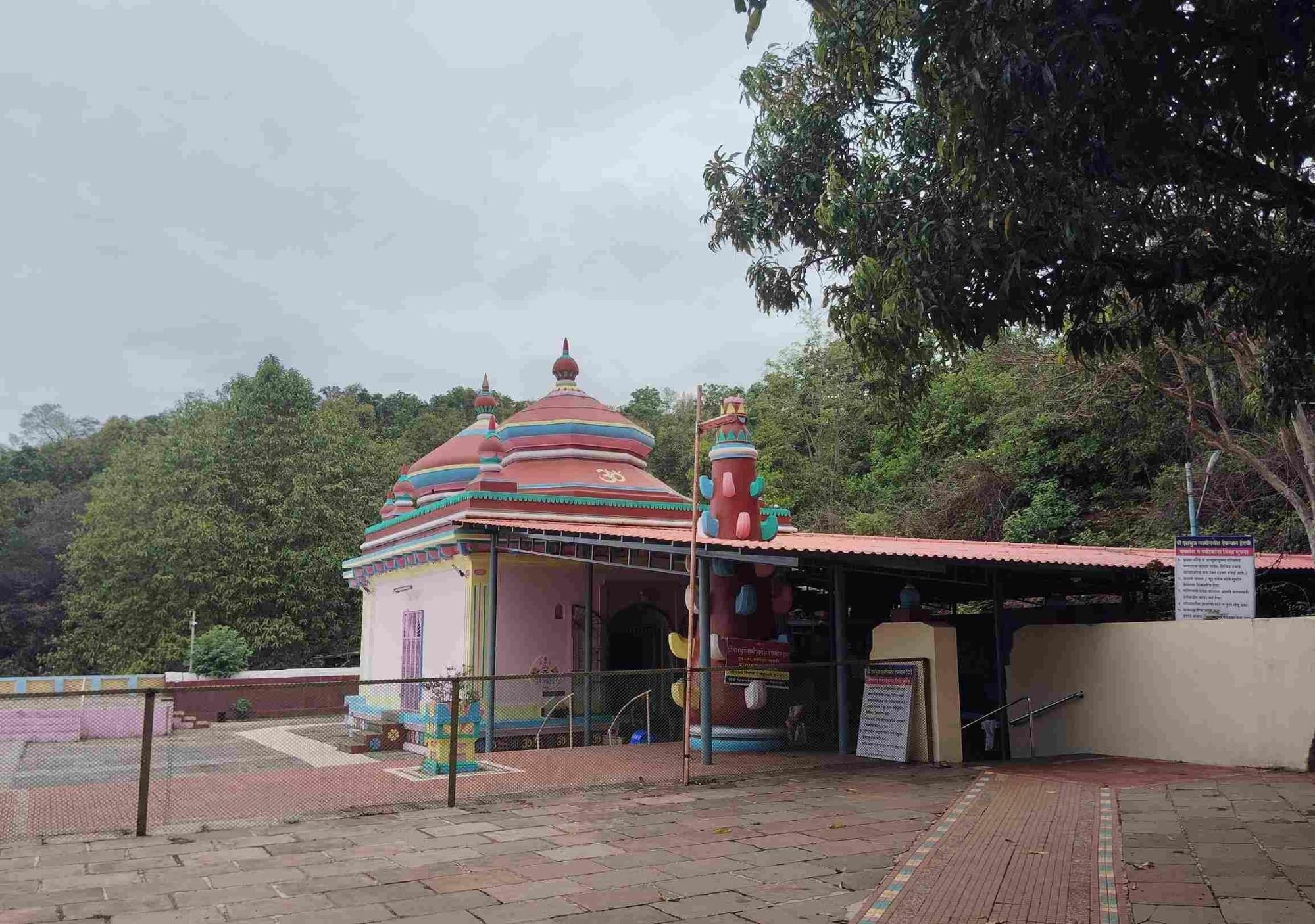 Exterior view of Dashabhuj Ganesh Mandir of Hedvi, Ratnagiri district. (Source: CKA Archives)