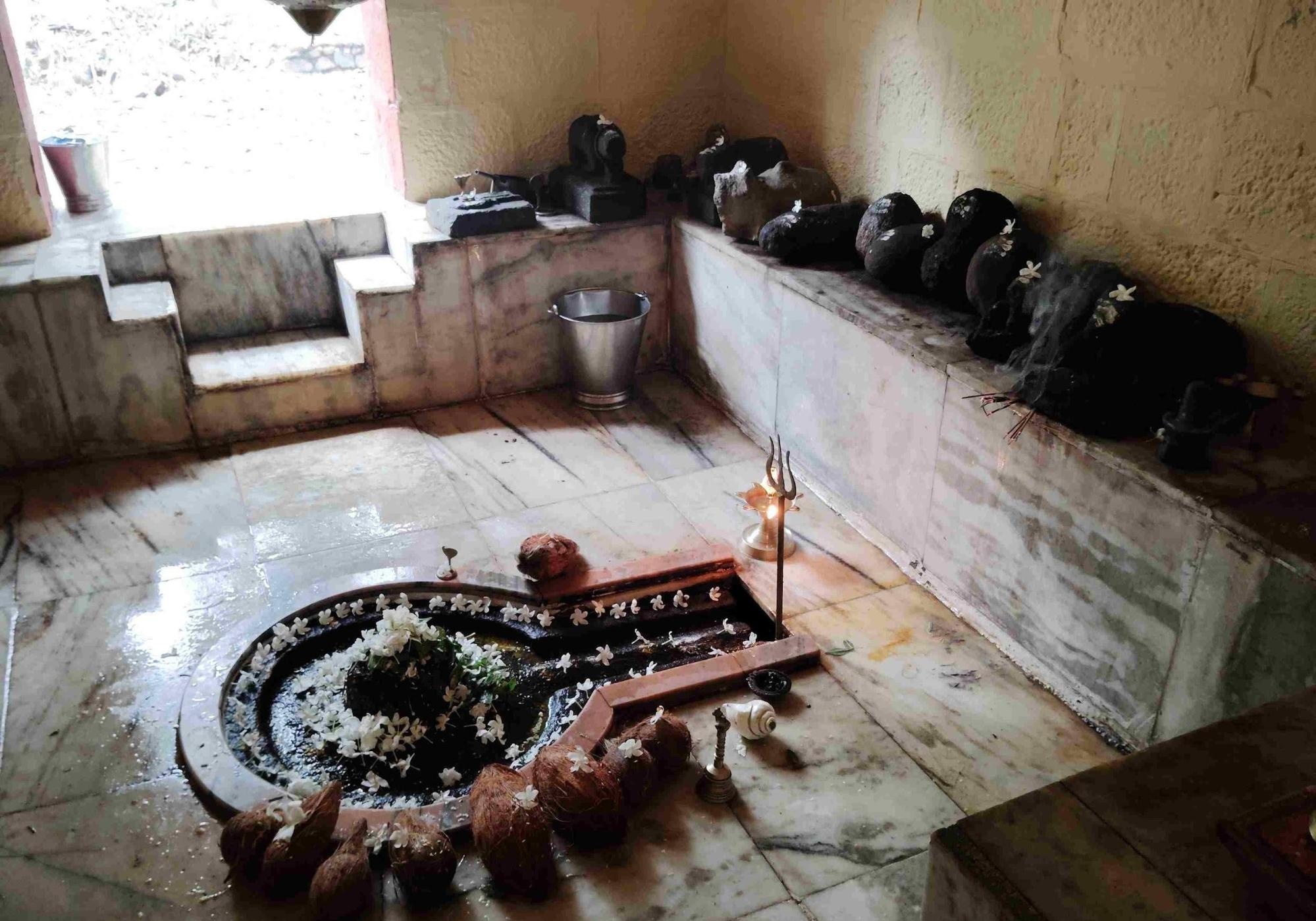 The garbhagriha at Someshwar Shiv Mandir, where theShivling is regardedas swayambhu.(Source: CKA Archives)