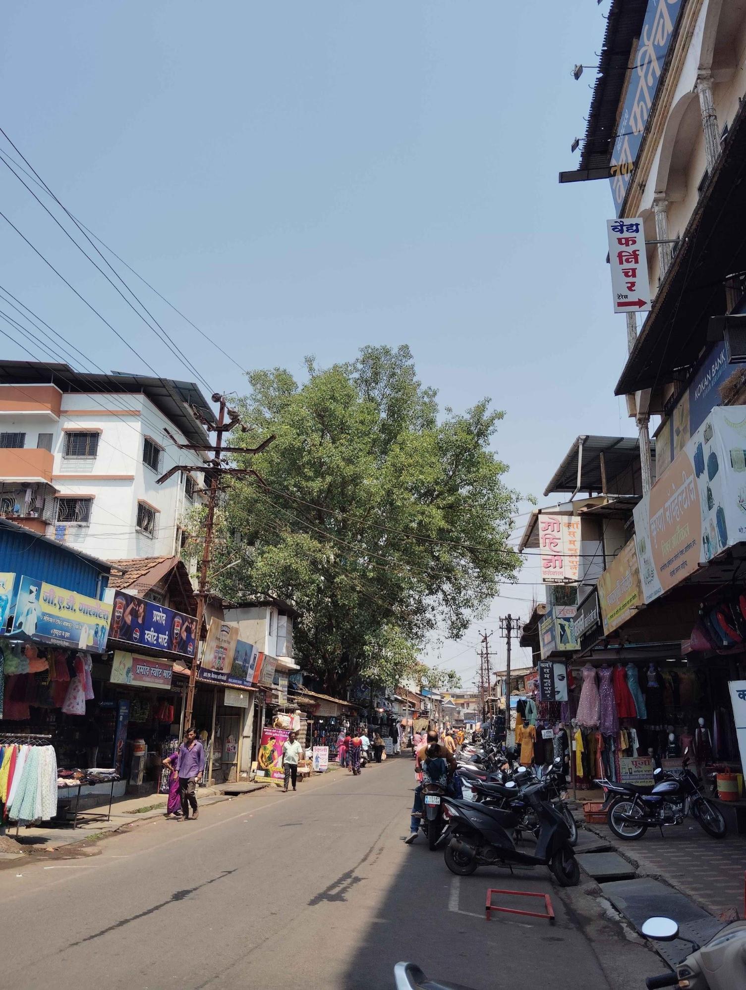 Chiplun’s Main Market stretches along the central road, with open-air stalls and built-in shops offering everything from vegetables and fish to clothing and medical supplies. (Source: CKA Archives)