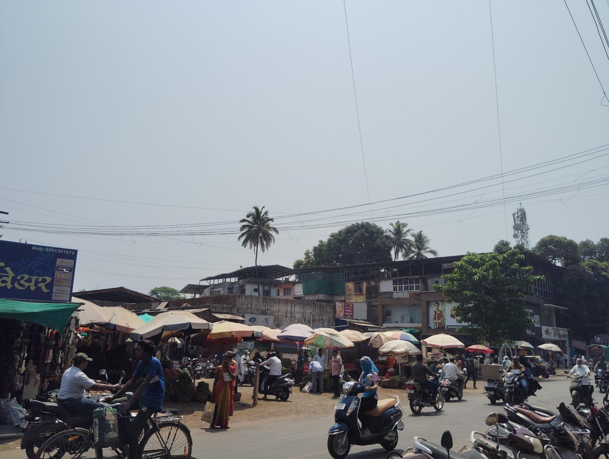 Chiplun’s vegetable market has fresh produce stalls, run by local farmers and nearby traders. (Source: CKA Archives)
