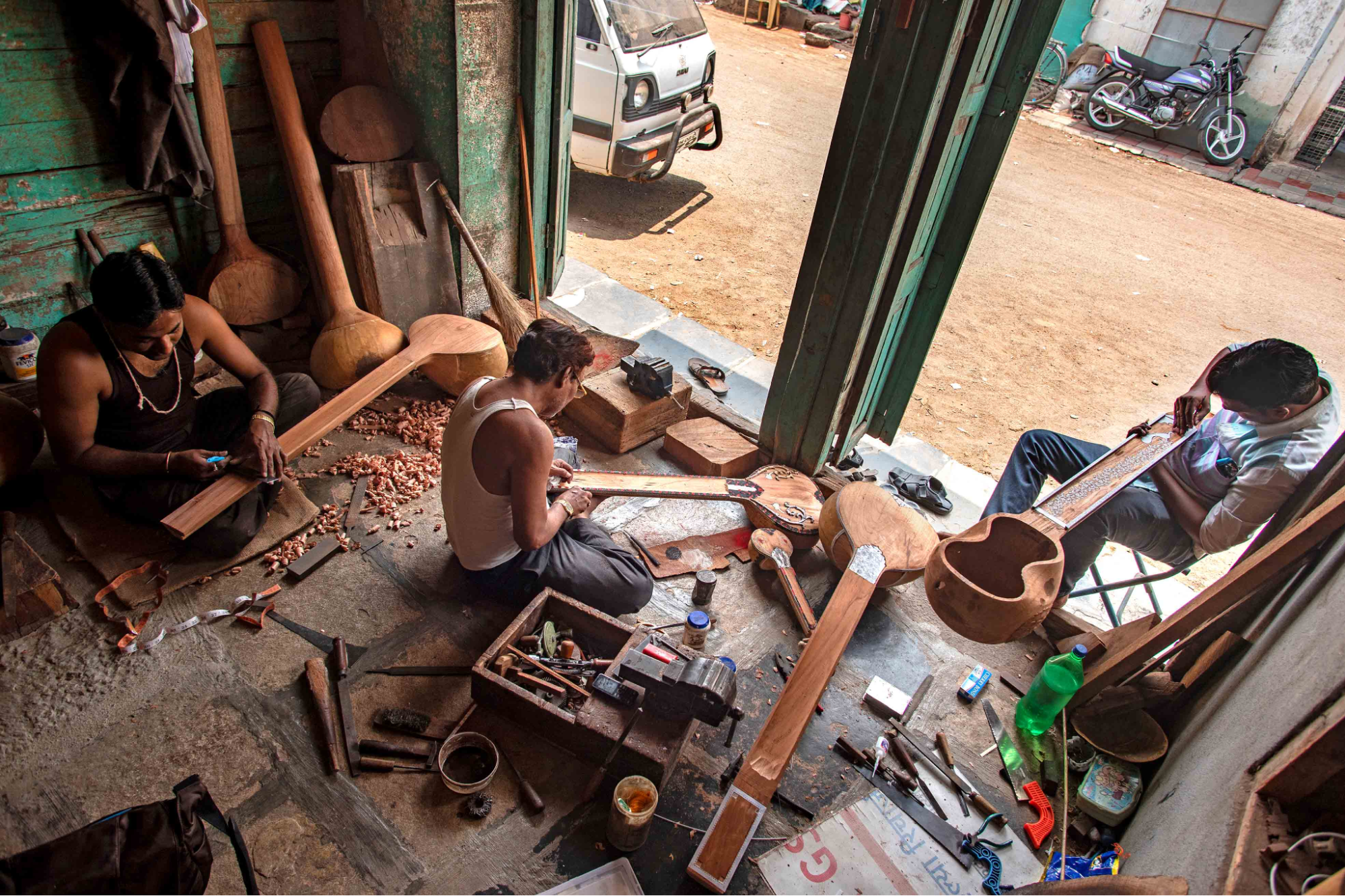 Craftsmen working together on a tanpura in Miraj, continuing a centuries-old tradition of musical instrument making.[2]