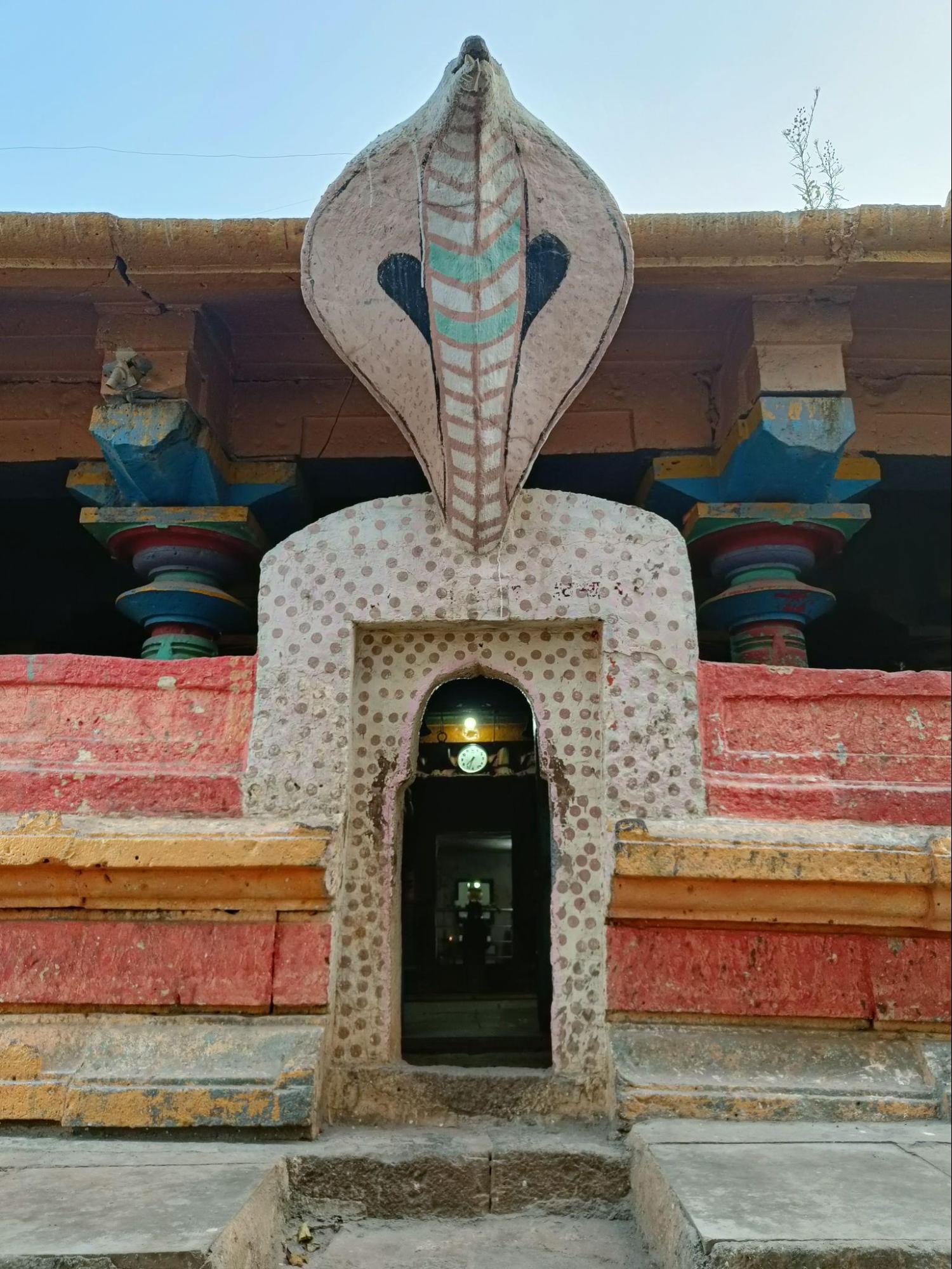 Intriguing nag (serpent) design above the gateway of Girilingeshwar Mandir, located on the Girling plateau in Sangli district. (Source: CKA Archives)