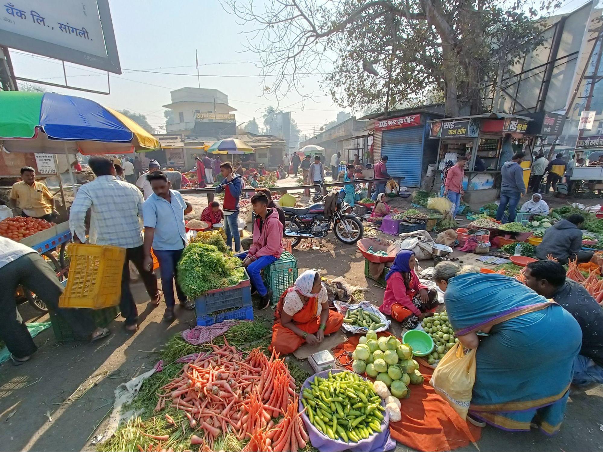 Vegetable vendors at Chhatrapati Shivaji Maharaj Market, one of Sangli’s oldest and busiest retail markets. (Source: CKA Archives)