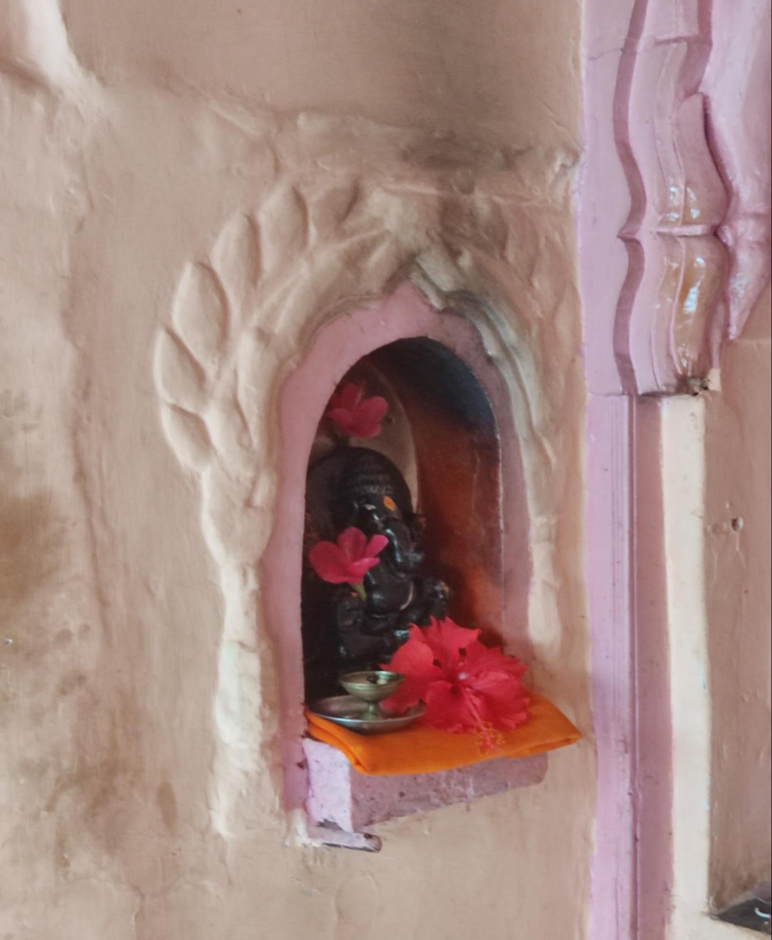 A niche with a Ganpati Murti inside the Wada. Red flowers are placed as offerings here which are tied to a cultural element. Notably, it is believed that red flowers are Ganpati’s favourite. One can notice red hibiscus flowers offered to the Devata. (Source: CKA Archives)