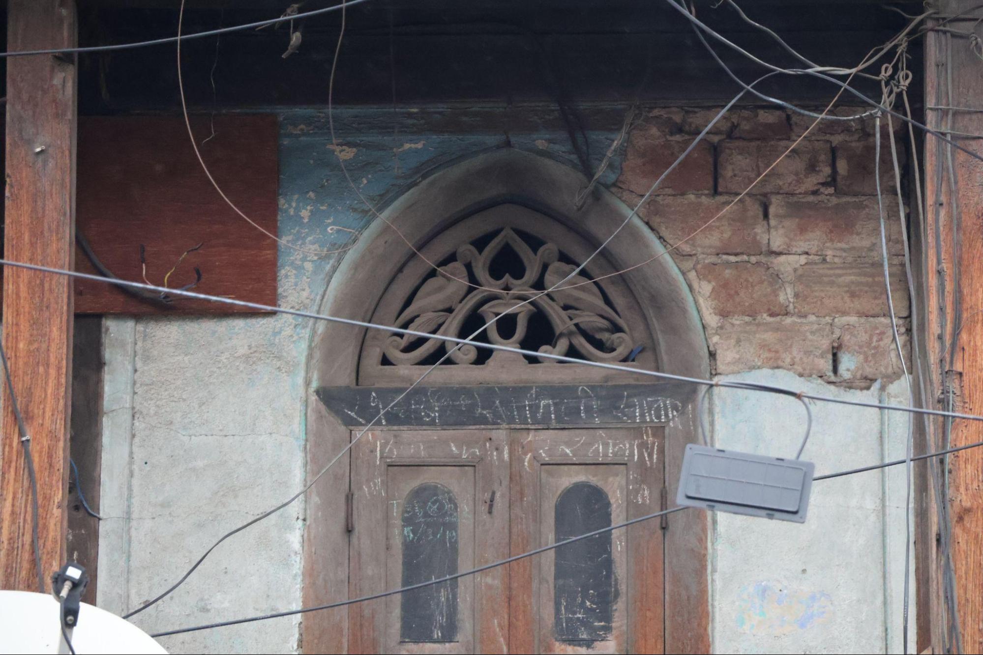Detail of the balcony arch. Timber is used to frame and highlight the curve, adding an ornamental layer to the elevation.(Source: CKA Archives)