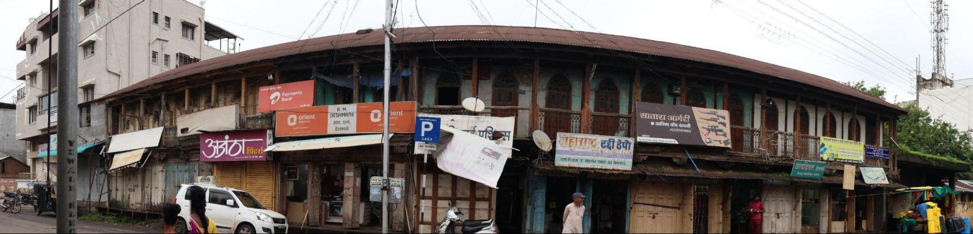 Front view of the interesting curved structure of the Khalsa Wada where shops and residences occupy different storeys. (Source: CKA Archives)