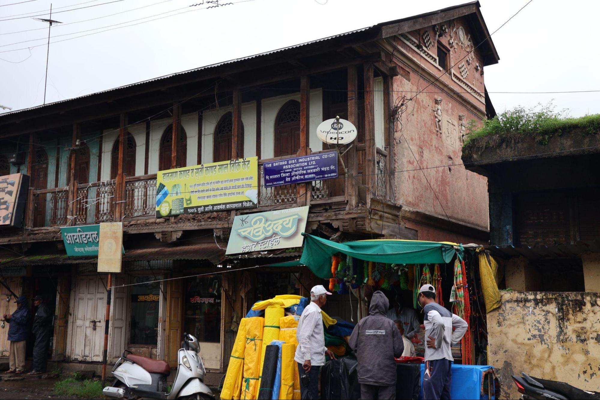 Side view of the two-storey wada, built in Shaka 1861 (1939 CE) and currently owned by the Shete Brothers.(Source: CKA Archives)